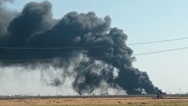 叙利亚一油井发生火灾
