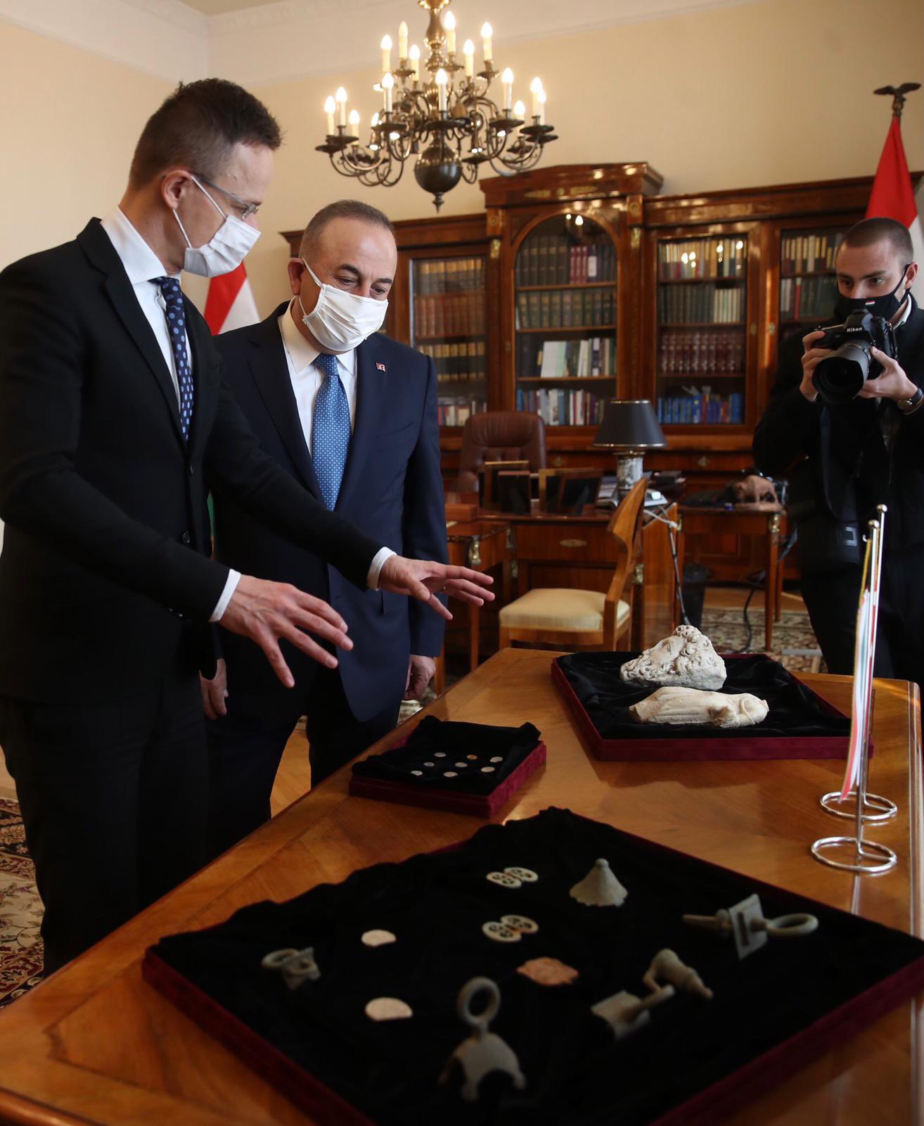 チャウショール外相 ハンガリーで押収されたトルコの歴史的遺物412点を受け取り Turkiye Nin Haber Kaynagi チャウショール外相 ハンガリーで押収されたトルコの歴史的遺物412点を受け取り Turkiye Nin Haber Kaynagi