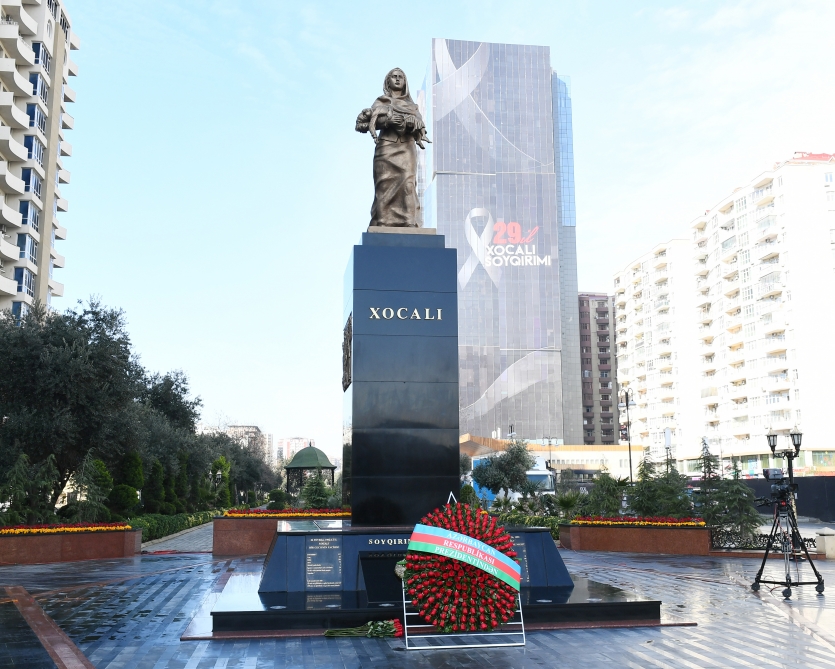 Prezident İlham Əliyev Xocalı soyqırımı abidəsini ziyarət edib