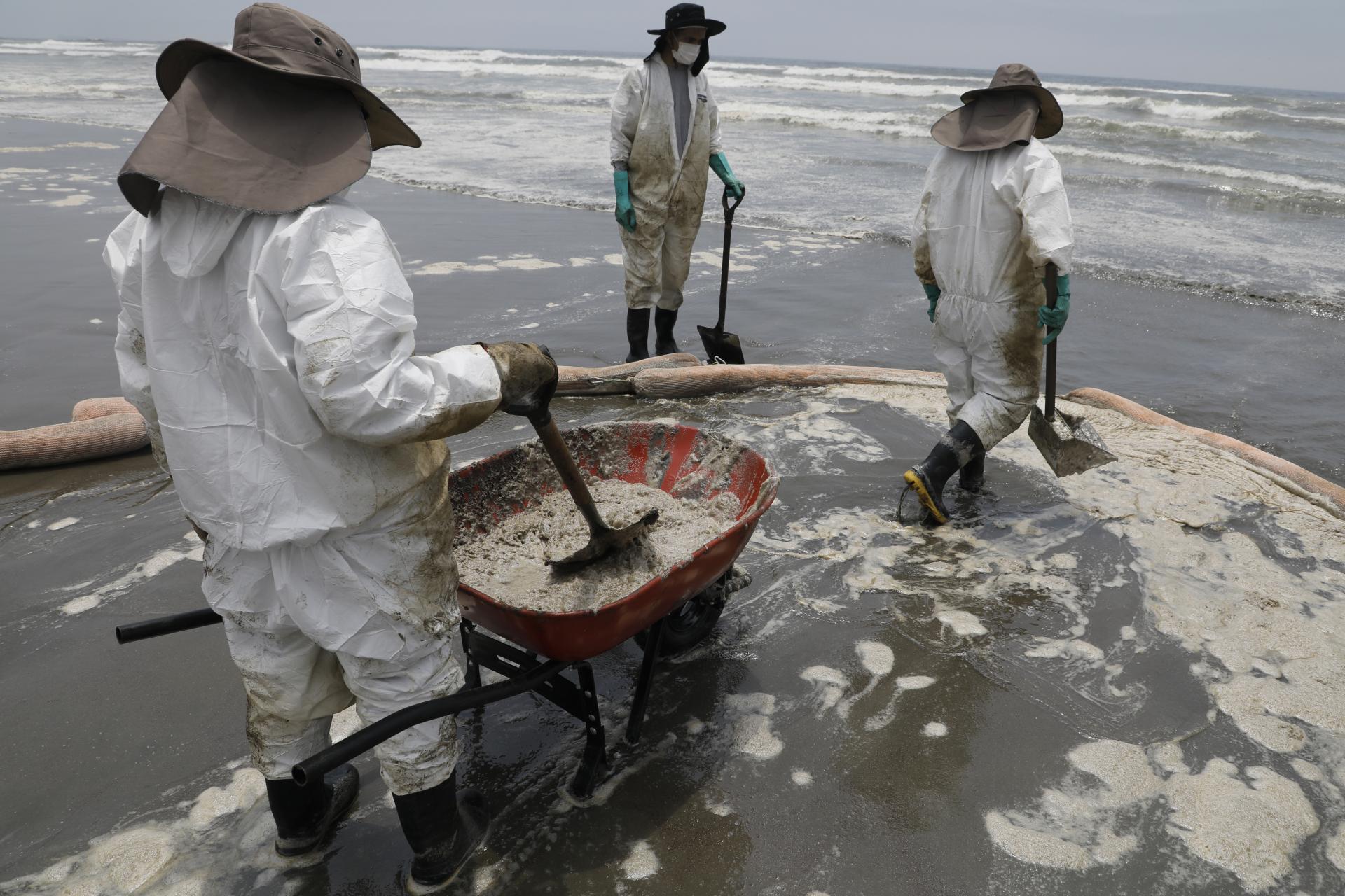 石油泄漏 秘鲁海岸遭严重污染