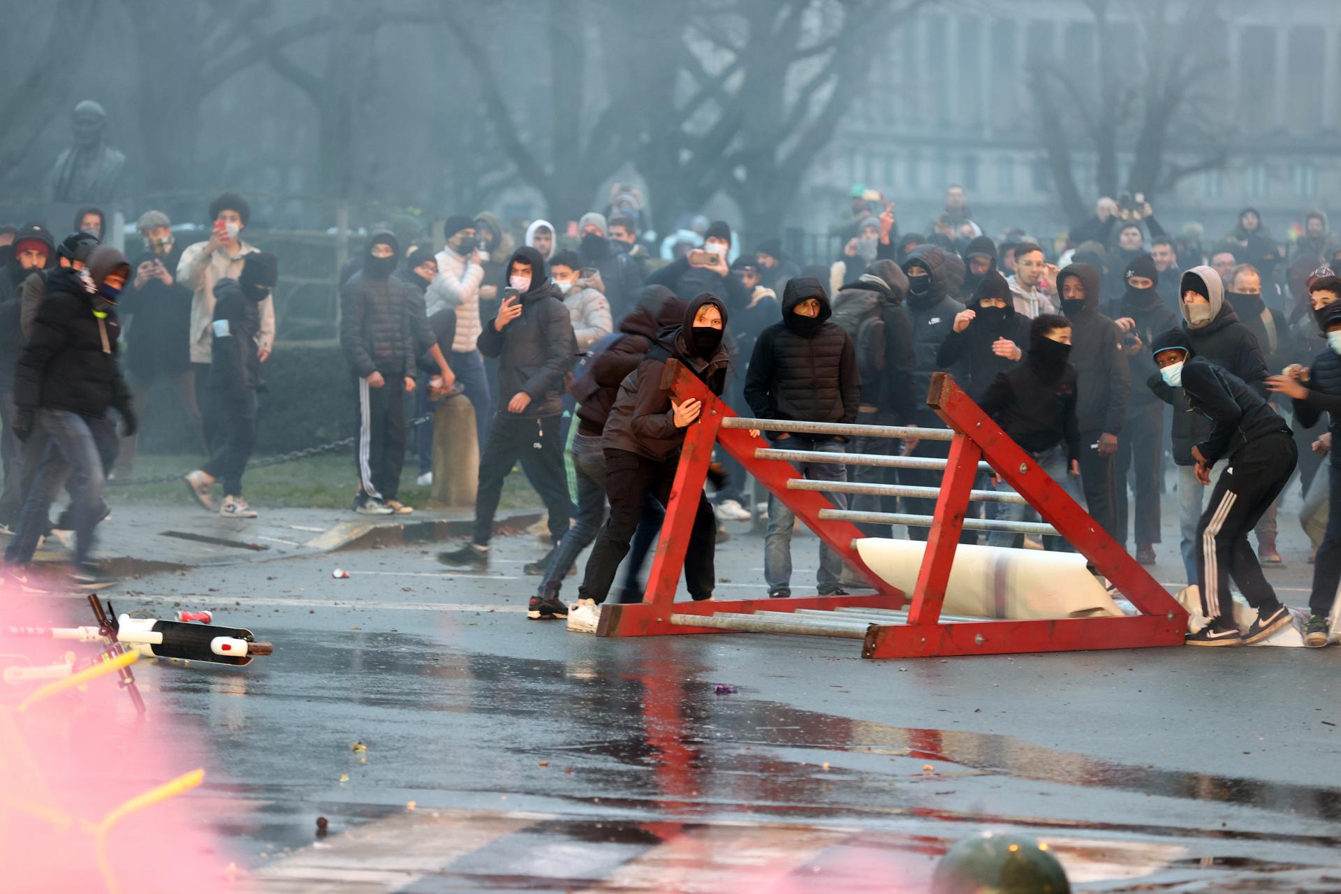 Belgiýada Kowid-19 bilen bagly görülen öňüni alyş çäreler protest edildi