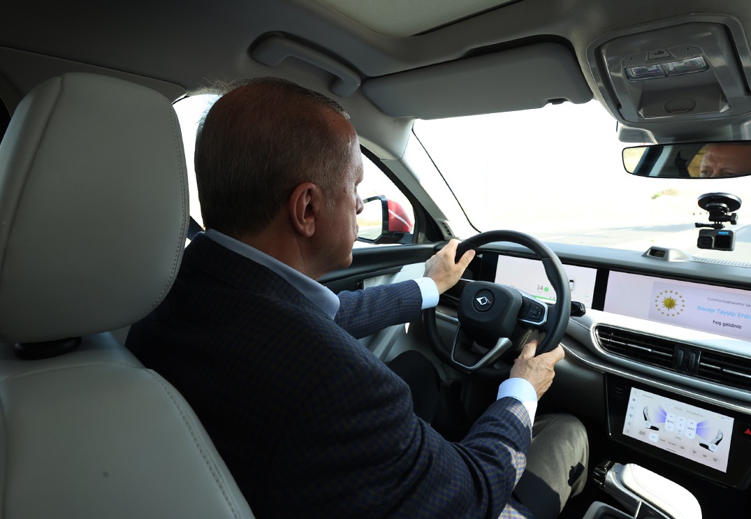 埃尔多安总统测试土耳其的首辆国产汽车