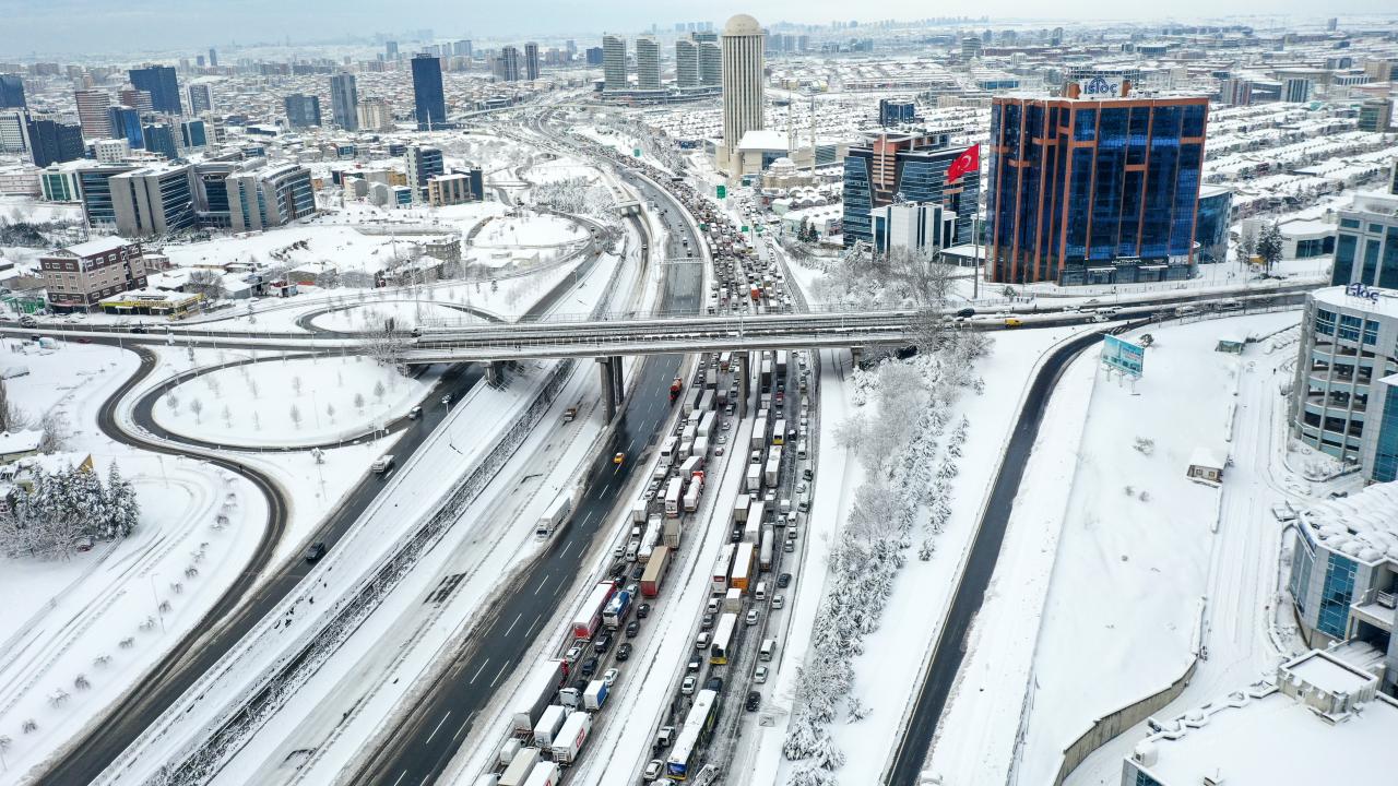 Saobraćajnice u Istanbulu očišćene od snijega, uklanjaju se automobili ostali na cest