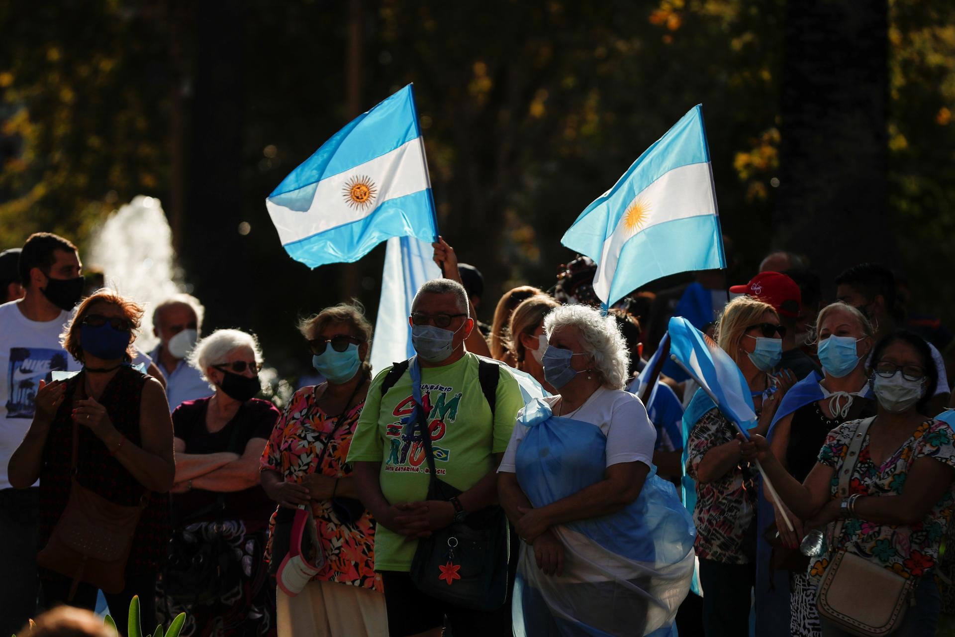 Cientos de personas protestan en Argentina contra irregularidades en el plan de vacunación