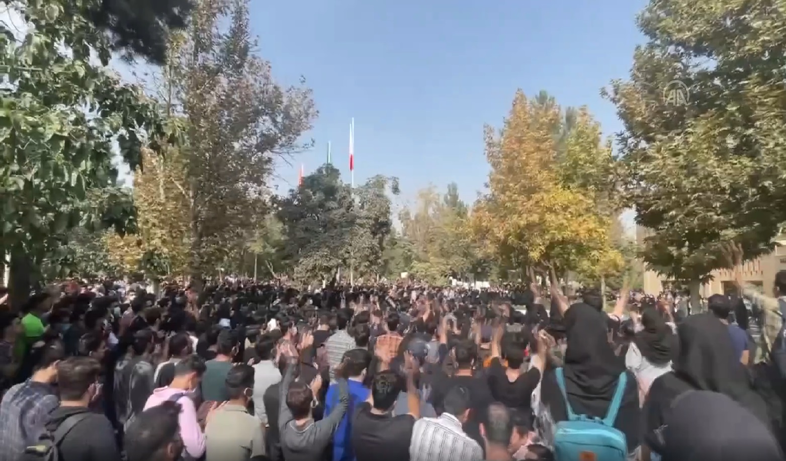 伊朗民众昨天继续举行反政府示威