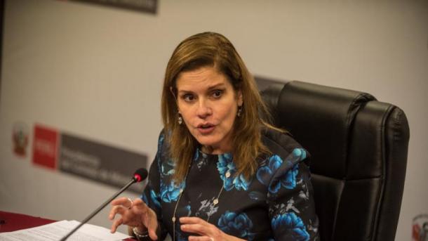 Perú: Mercedes Aráoz juró como presidenta encargada del país ante el Congreso