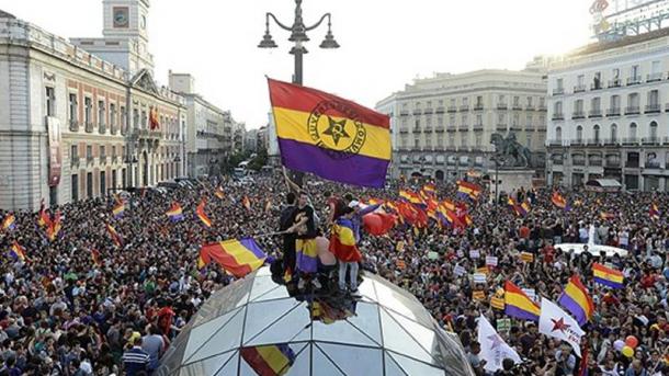 Resultado de imagen de banderas republicanas puerta delsol