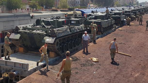 Tanket dhe autoblindat nga Stambolli dislokohen në kufirin me Sirinë