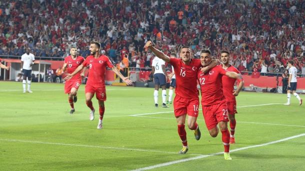 サッカー ユーロ予選 トルコがフランスに歴史的勝利