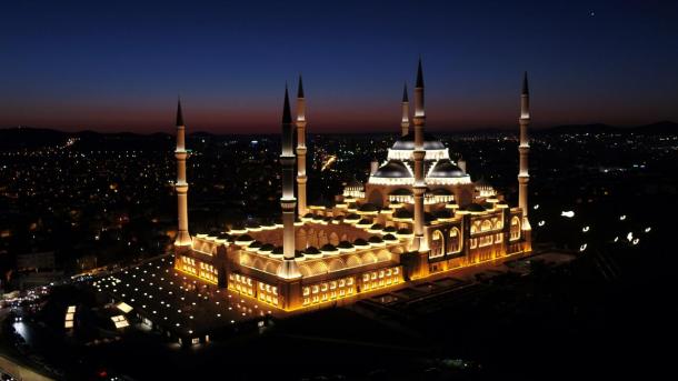 Dünyanın ən böyük məscidlərindən birinin İstanbulda olduğunu bilirsinizmi?