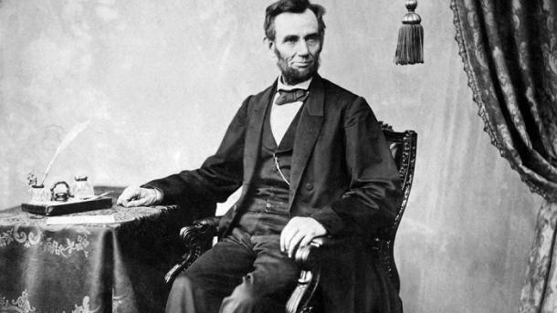Hoy en 1865, Abraham Lincoln fue disparado en la cabeza por John Wilkes Booth