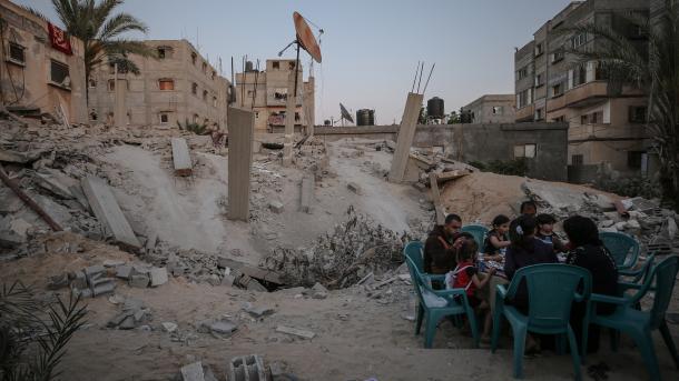 Ramazan u Gazi: Iftar na ruÅ¡evinama zgrada