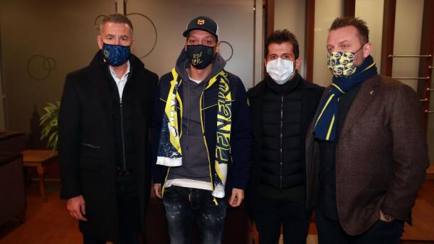 サッカー フェネルに移籍のメスット オジル イスタンブールに到着 サッカー フェネルに移籍のメスット オジル イスタンブールに到着