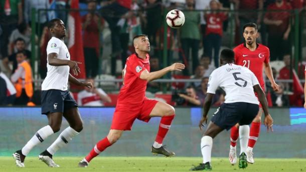 サッカー ユーロ予選 トルコがフランスに歴史的勝利