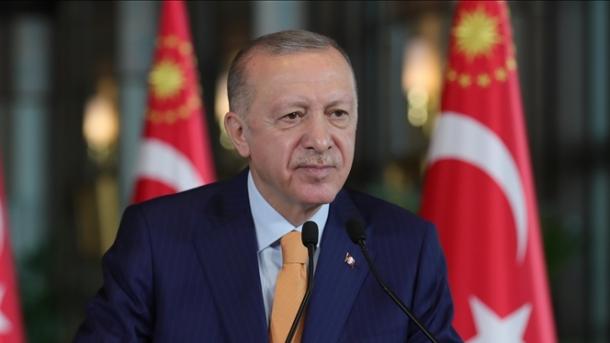 Presidenti Erdogan përgëzon të rinjtë për satelitin e parë celular të Turqisë | TRT  Shqip