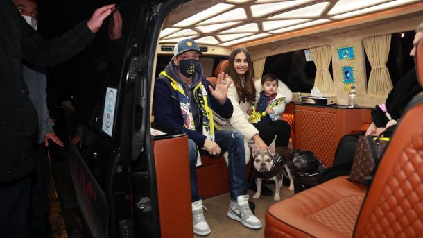 サッカー フェネルに移籍のメスット オジル イスタンブールに到着