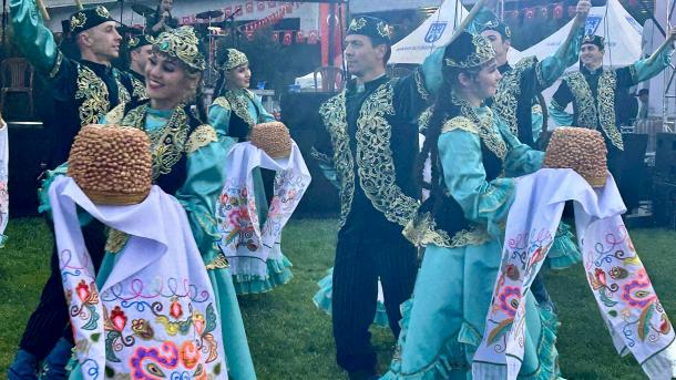 Tatar sänğat'çeläre Törkiyäne qotladı | TRT  Tatarça