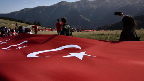 Tabiat sevuvchilar Turkiya Respublikasining 100 – yilligiga atab ajoyib manzara yaratdi