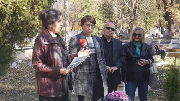 Tatar zıyalıları käberläre yanında iskä alındı | TRT  Tatarça