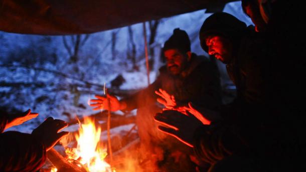 Imigrantes irregulares lutam para sobreviver enquanto esperam na porta da UE