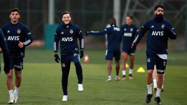 サッカー メスット オジル フェネルバフチェで初練習 サッカー メスット オジル フェネルバフチェで初練習