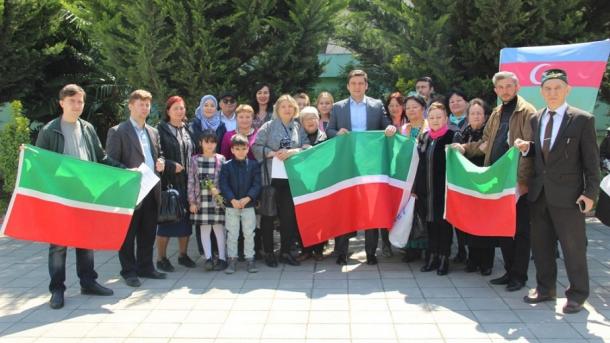 Azärbaycan başqalası Baqıda “tatarça söyläşäm” | TRT  Tatarça