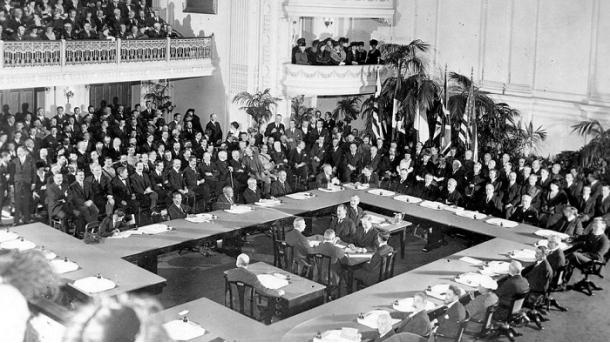 Hoy en 1919, terminó oficialmente la Segunda Guerra Mundial con el Acuerdo  de Versalles