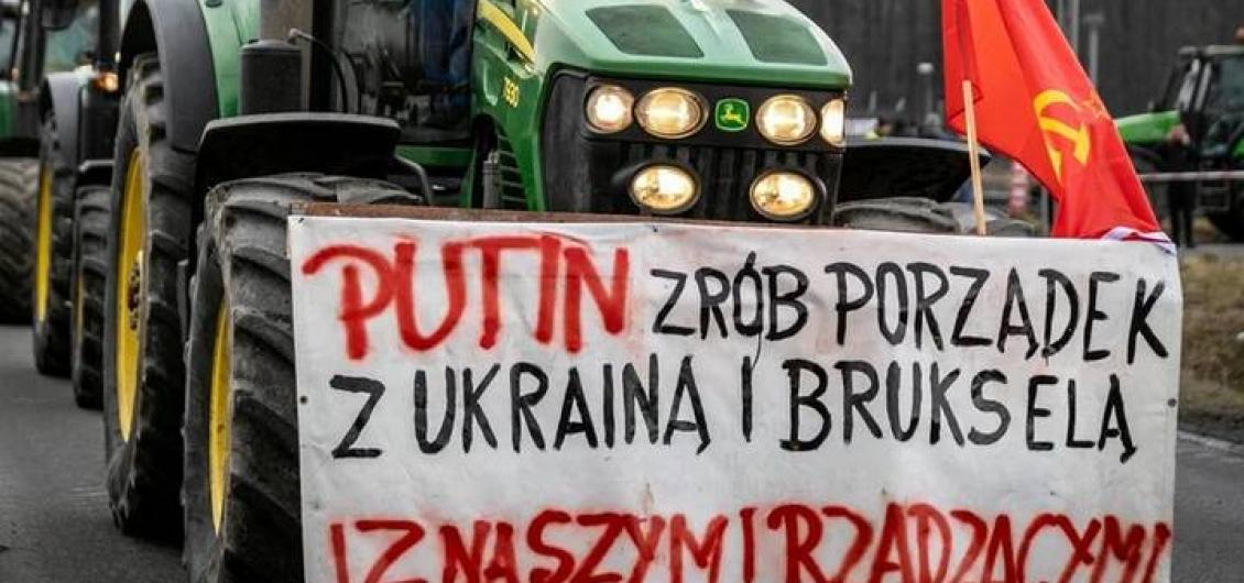 Gli agricoltori polacchi lanciano slogan pro-Putin