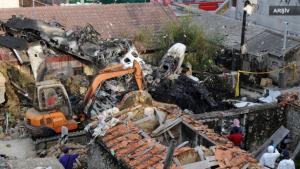 一架印尼飞机坠落民房屋顶