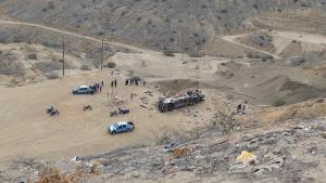 Más de 20 muertos en Perú después de la caída de un autobús de pasajeros por un precipicio