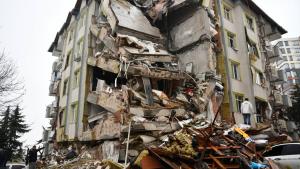 Sube a 2.316 la cifra de víctimas mortales tras doble terremoto en Türkiye
