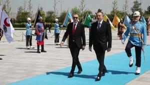 Президент Ердоған Әлиевті салтанатпен қарсы алды