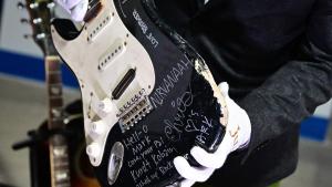Chitarra distrutta di Kurt Cobain venduta all'asta per 600mila dollari