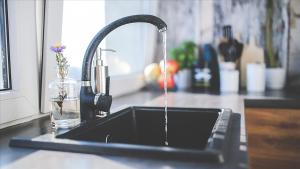 Fierberea apei de la robinet împotriva microplasticelor