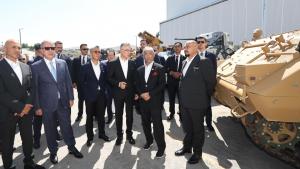 El rey de Malasia y el ministro Akar visitaron la fábrica de los vehículos blindados turcos