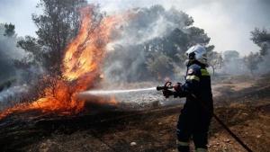 Tűz ütött ki a görög Kréta szigetén, a katonai bázis közelében lévő erdőben