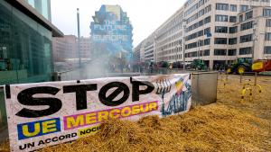 Los agricultores belgas convierten las calles en zona de guerra