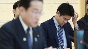 جاپان: وزیر اعظم کیشیدہ نے اپنے بیٹے کو معزول کردیا
