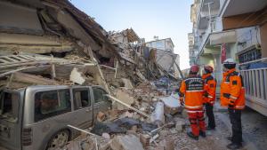 Inmigrante sirio salva a dos personas por debajo de los escombros