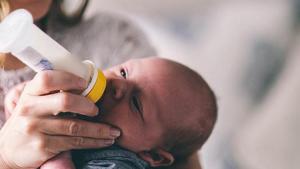 Zbog velike nestašice: Iz Evrope u SAD stiglo 35 tona mlečne formule za bebe