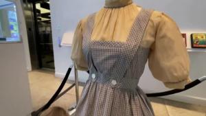 El vestido de Dorothy en 'El Mago de Oz' sale a subasta en Los Ángeles