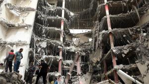 افزایش شمار قربانیان حادثه ریزش ساختمان متروپل آبادان به 22 نفر