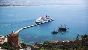 Круизният кораб „Crown Iris“ акостира в турски курорт Алания