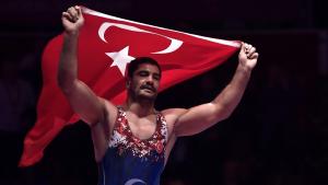 Equipa nacional da Türkiye é campeã europeia de luta livre