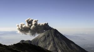 El Volcán de Colima, en México, registra erupciones durante dos noches seguidas