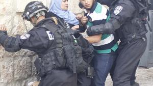 Durísimos enfrentamientos entre policía israelí y decenas de palestinos en la explanada de las mezquitas en Jerusalén