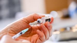 Las vacunas de refuerzo ofrece mejor protección contra la variante ómicron