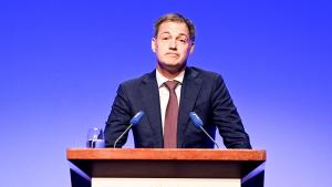 Alexander De Croo belga miniszterelnök leesett egy kerékpárról