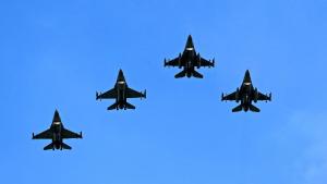 türkiyening «F-16» ayropilanliri ruméniyege salam bérish uchushi élip bardi