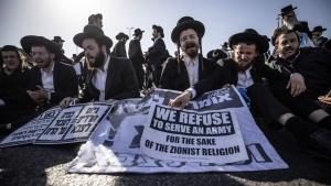 Judeus ultra-ortodoxos protestam contra serviço militar em Israel